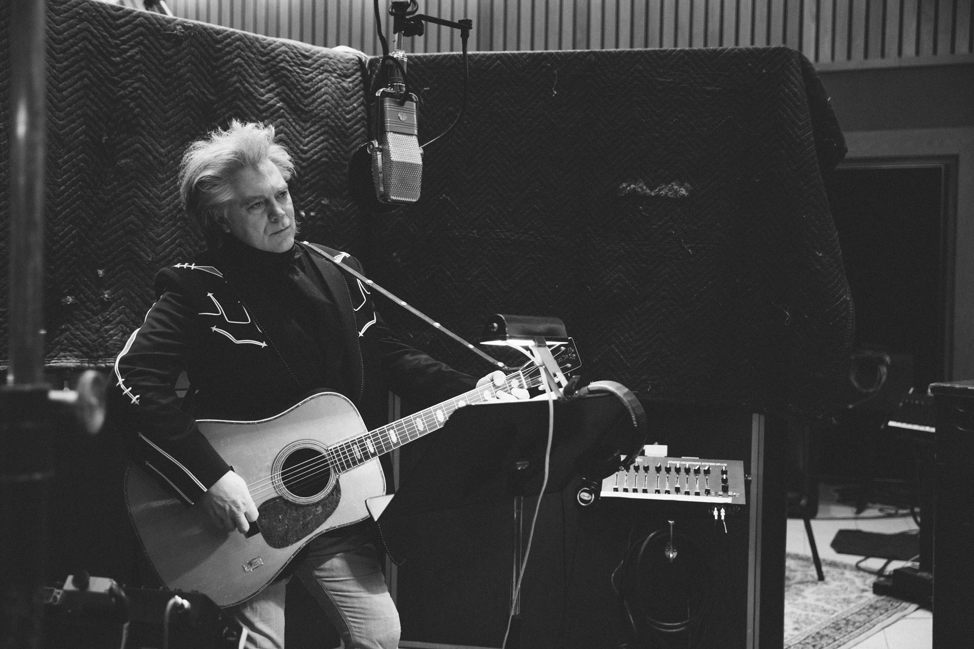 Marty Stuart and the Fabulous Superlatives Use AEA Mics to Achieve “Natural, Unprocessed Sound” artist portrait
