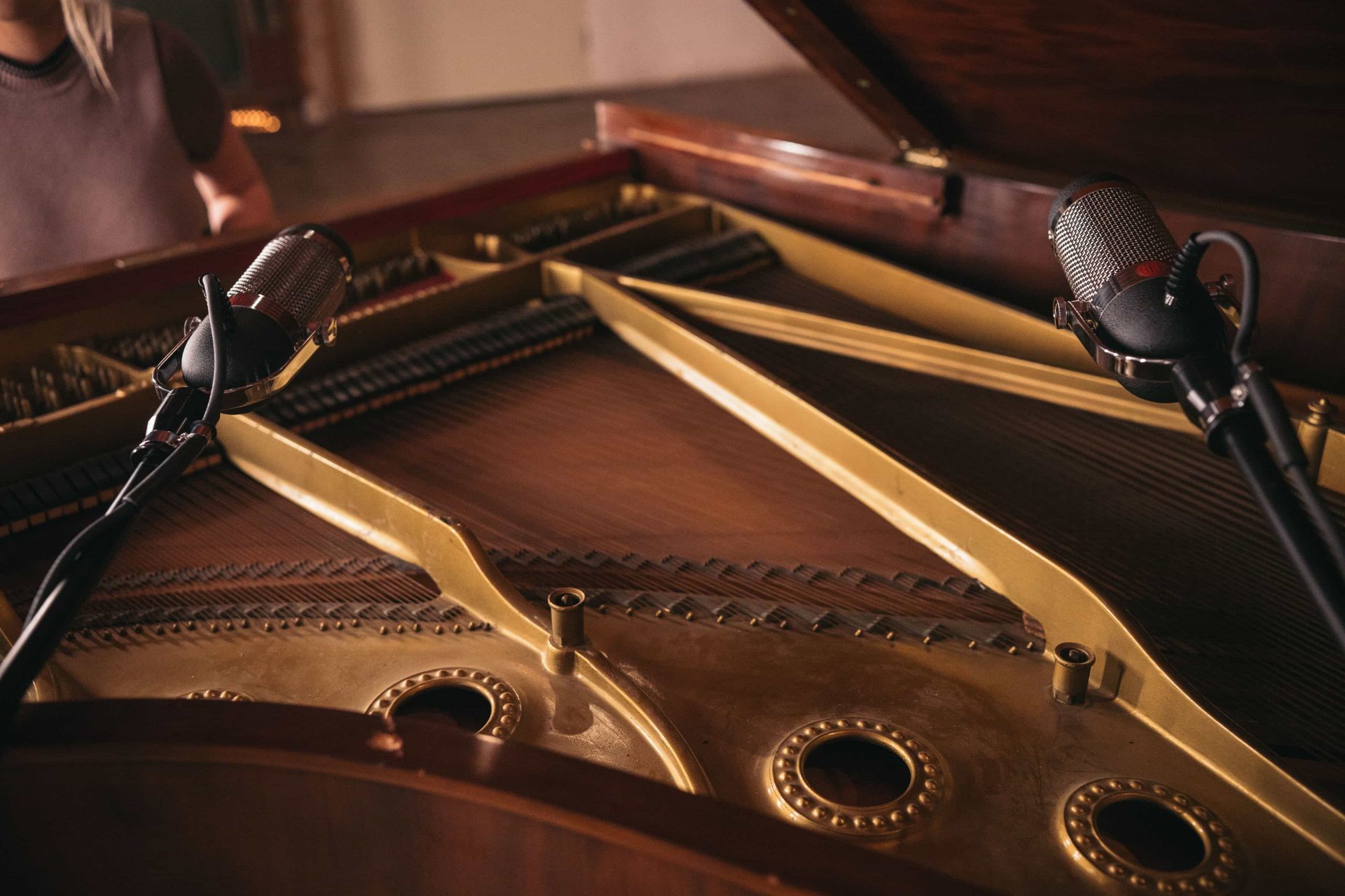 How To Record Piano With the R84 artist portrait