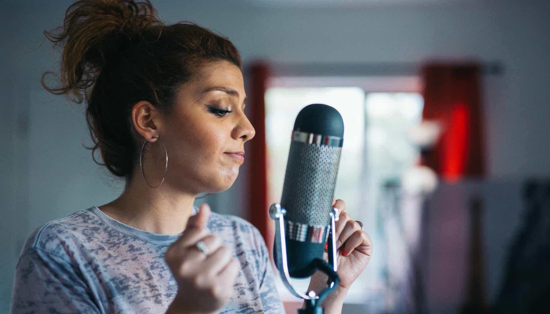 How To Record Vocals With the R84 artist portrait