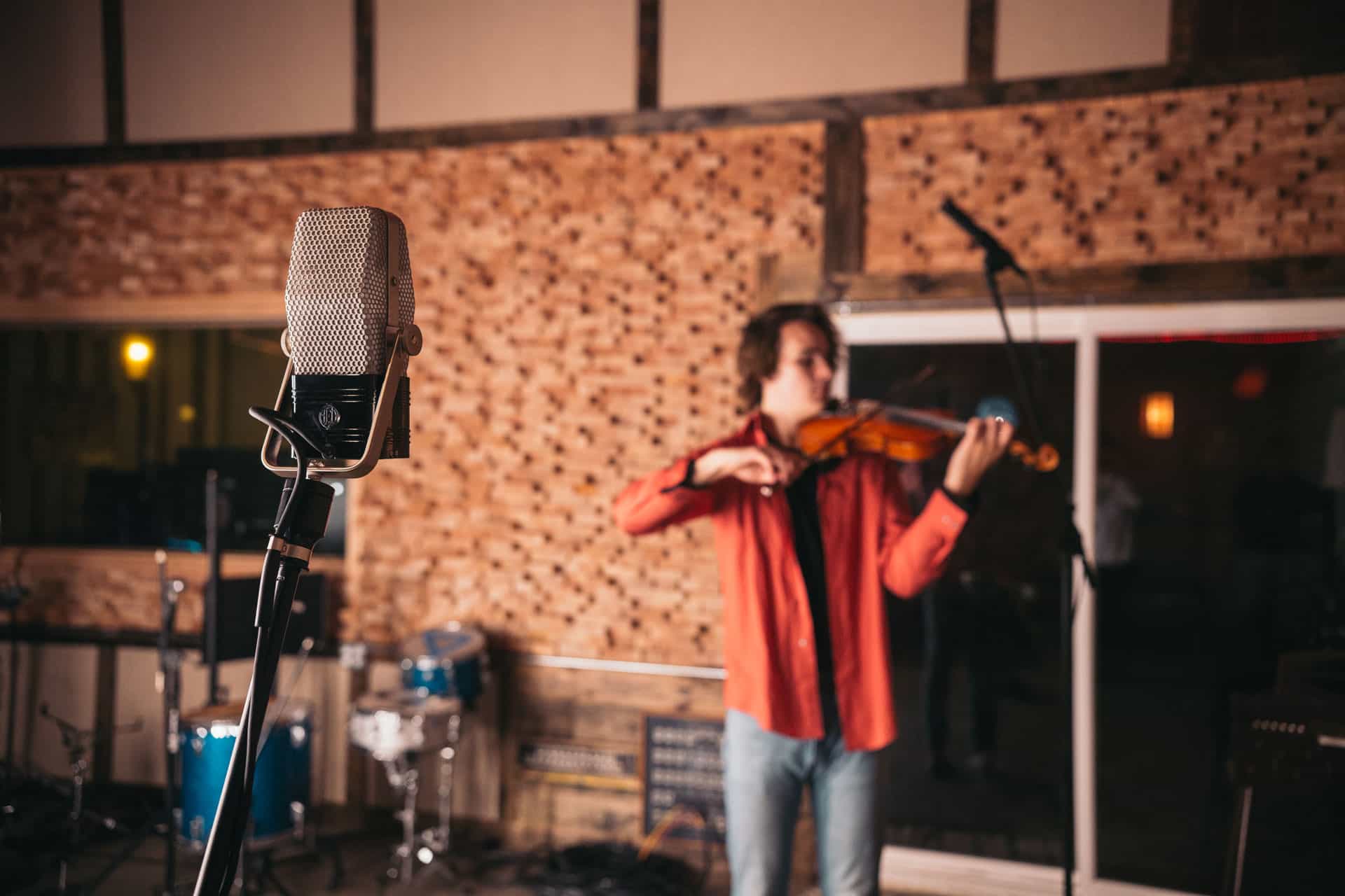 How To Record Your Room With the R44 artist portrait