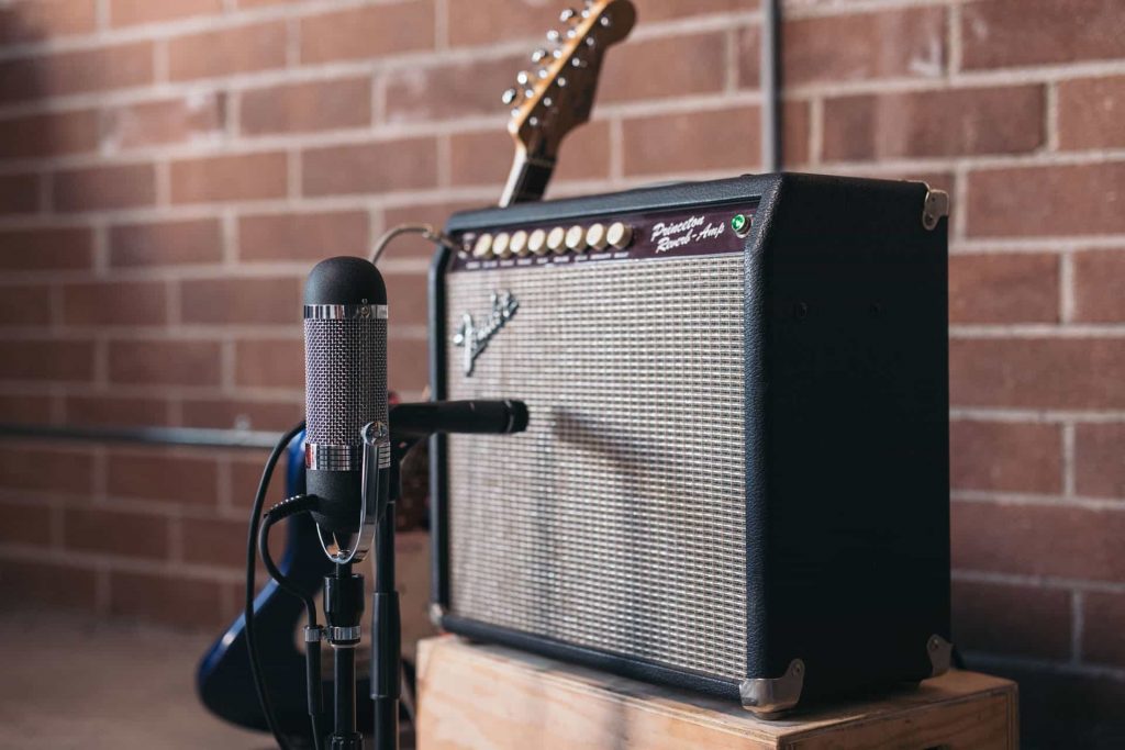 R84-SM57-Electric-Guitar-Staggered