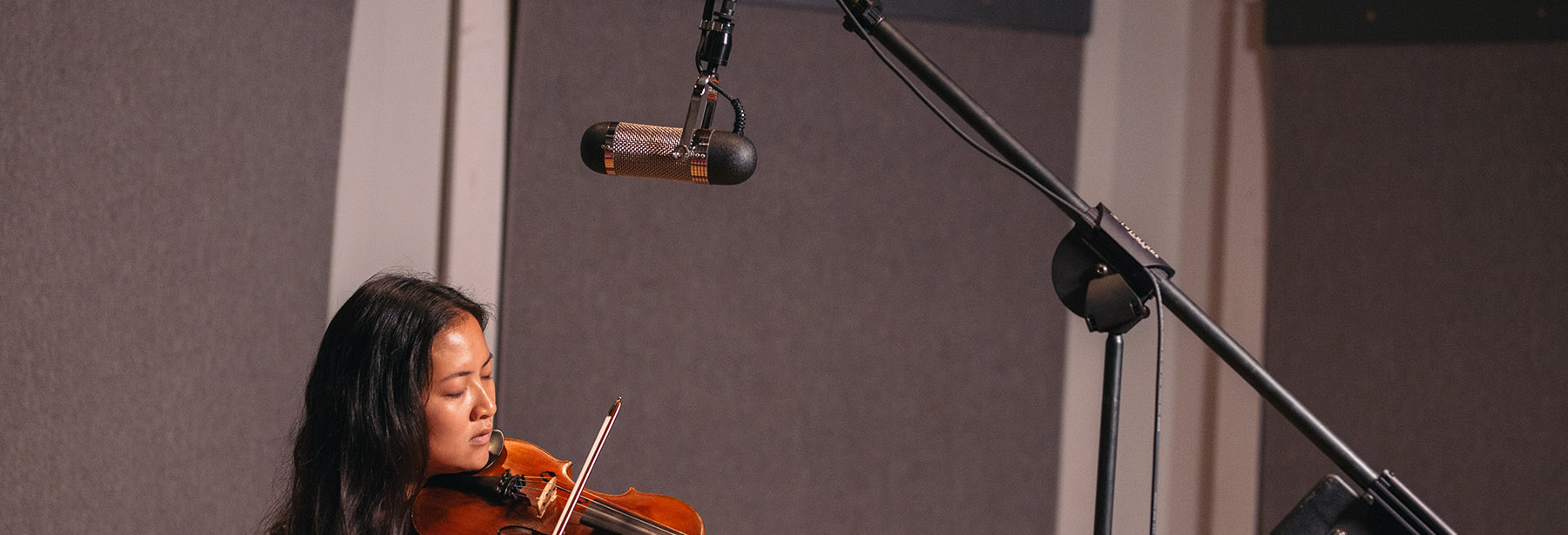How To Record Strings With the R84 artist portrait