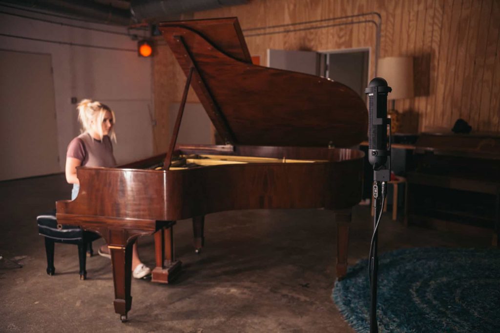 R88-Grand-Piano-Distant