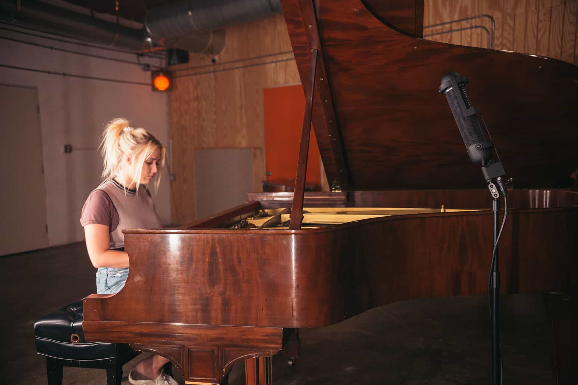 How To Record Piano With the R88 artist portrait