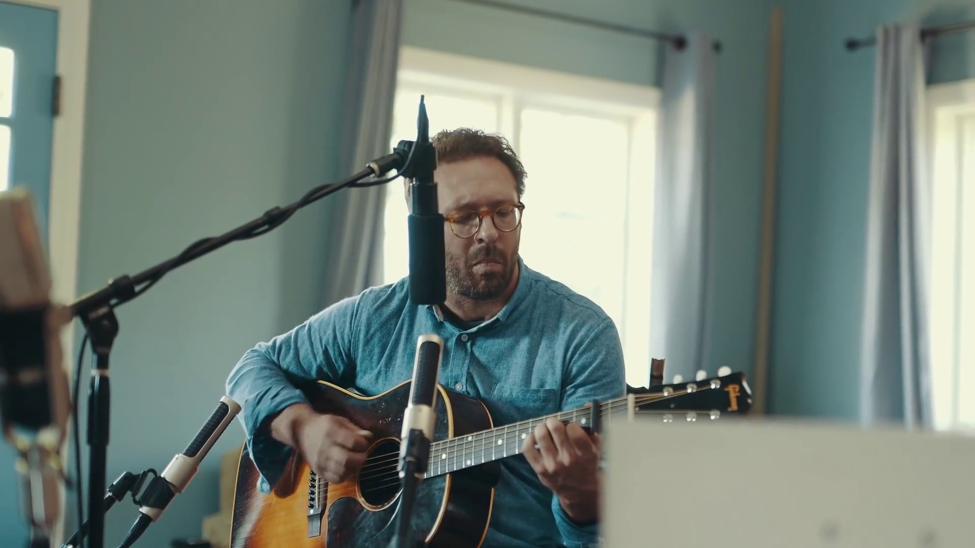 Anthony Wilson performs ‘Shabby Bird’ artist portrait