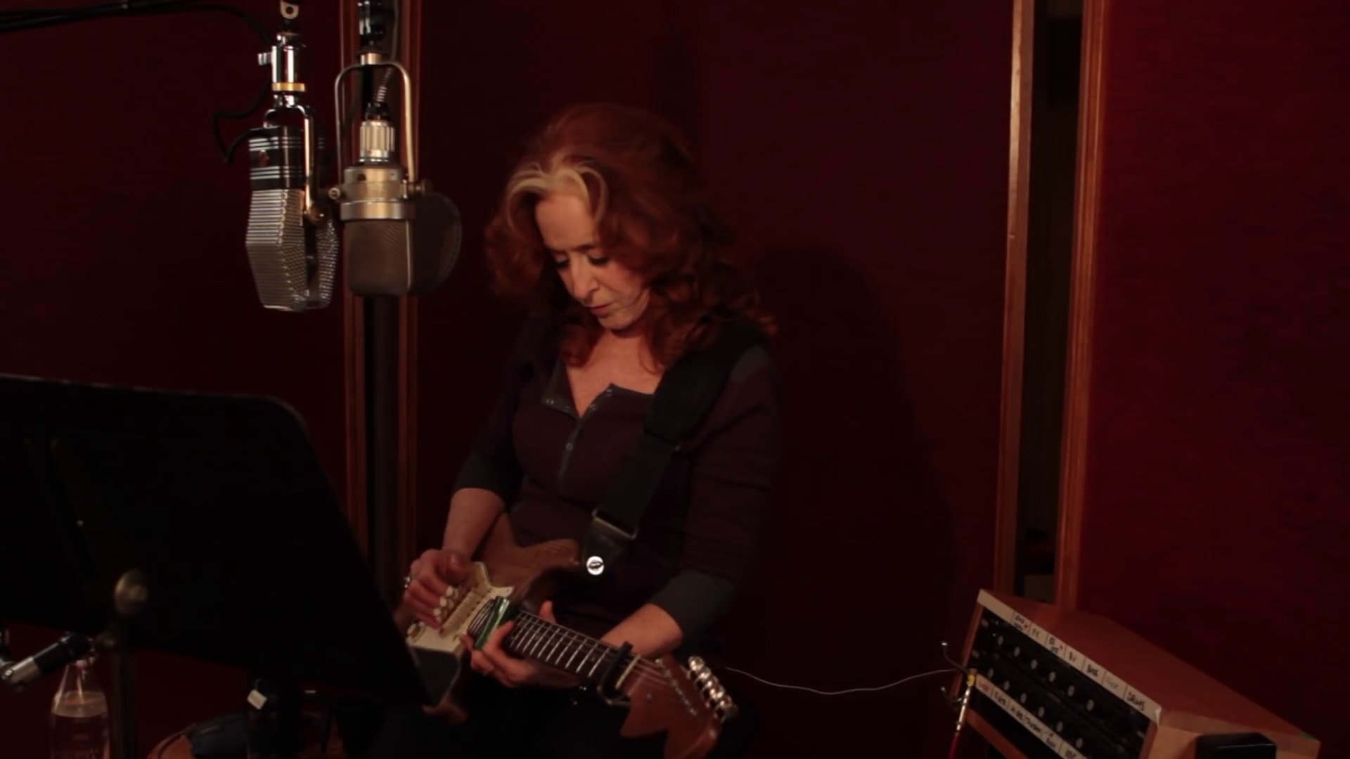 Bonnie Raitt performs ‘Gypsy In Me’ artist portrait