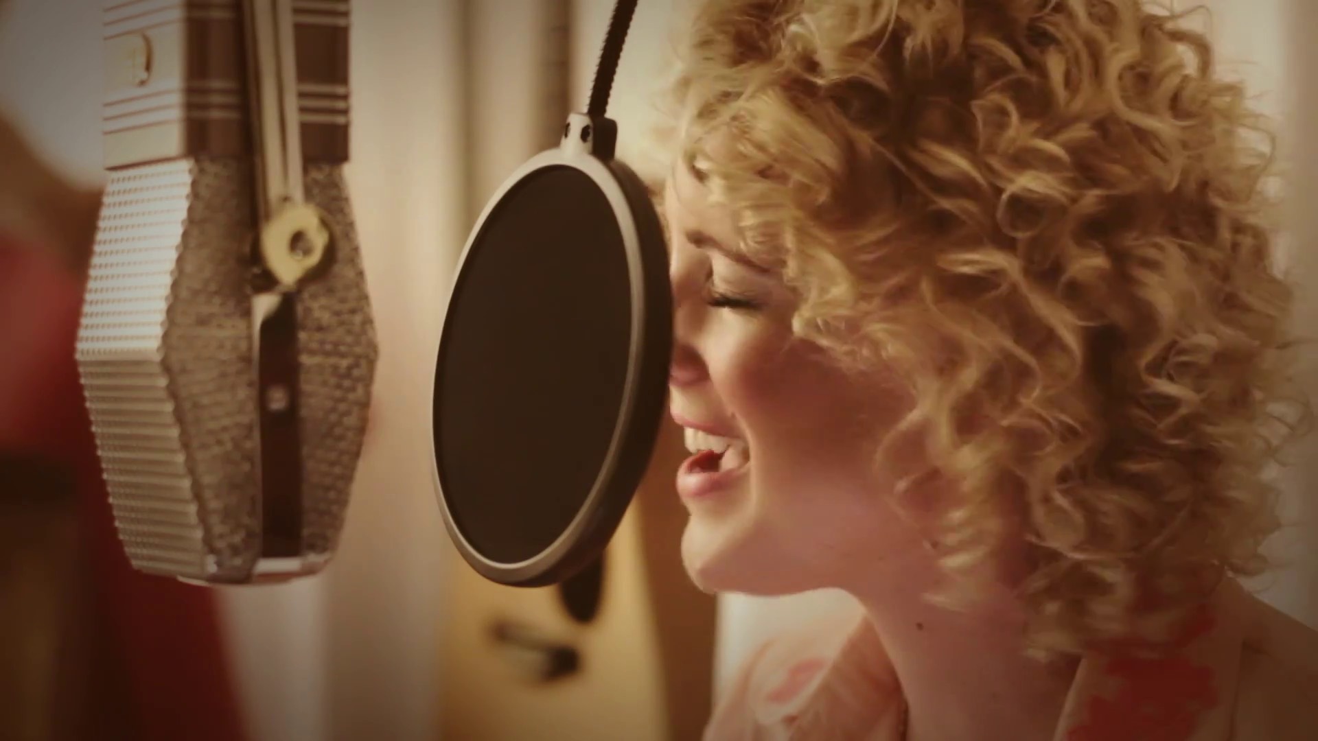 Cam performs ‘Affection/Gold Or Lead’ artist portrait