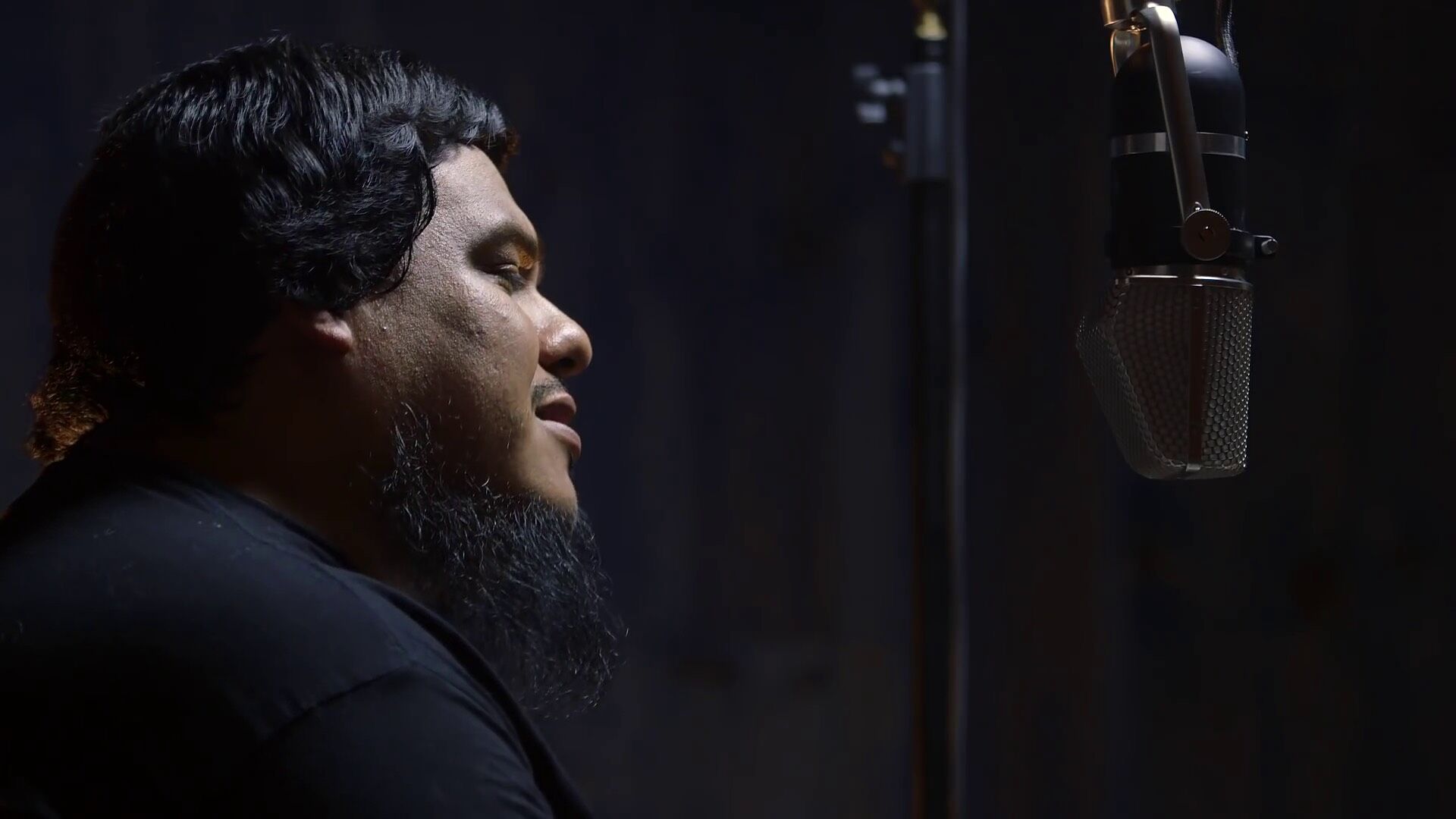 Dorian Wood performs “Caballo Viejo” live at the Blue Whale artist portrait