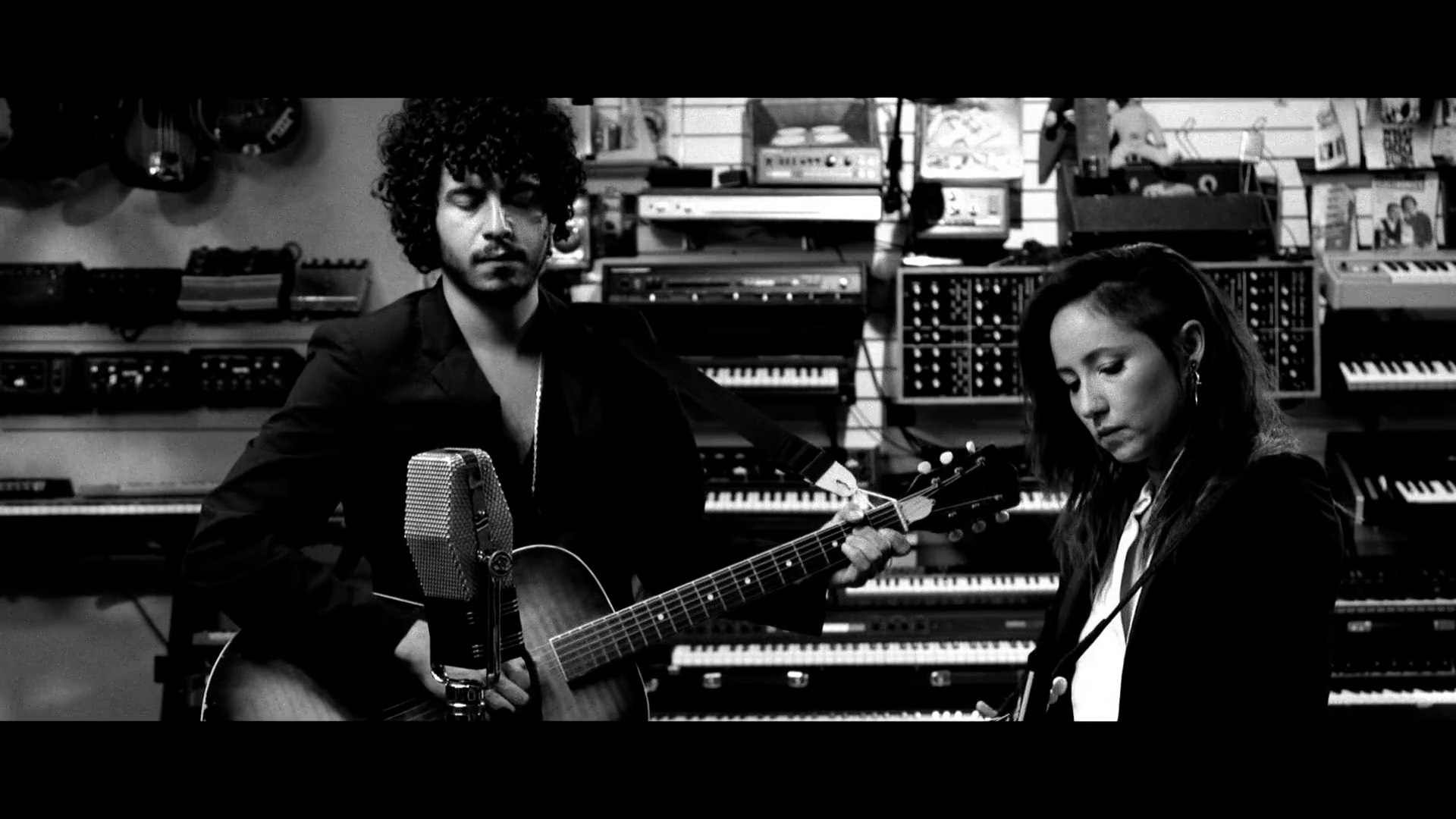 KT Tunstall perform ‘Feel It All’ artist portrait