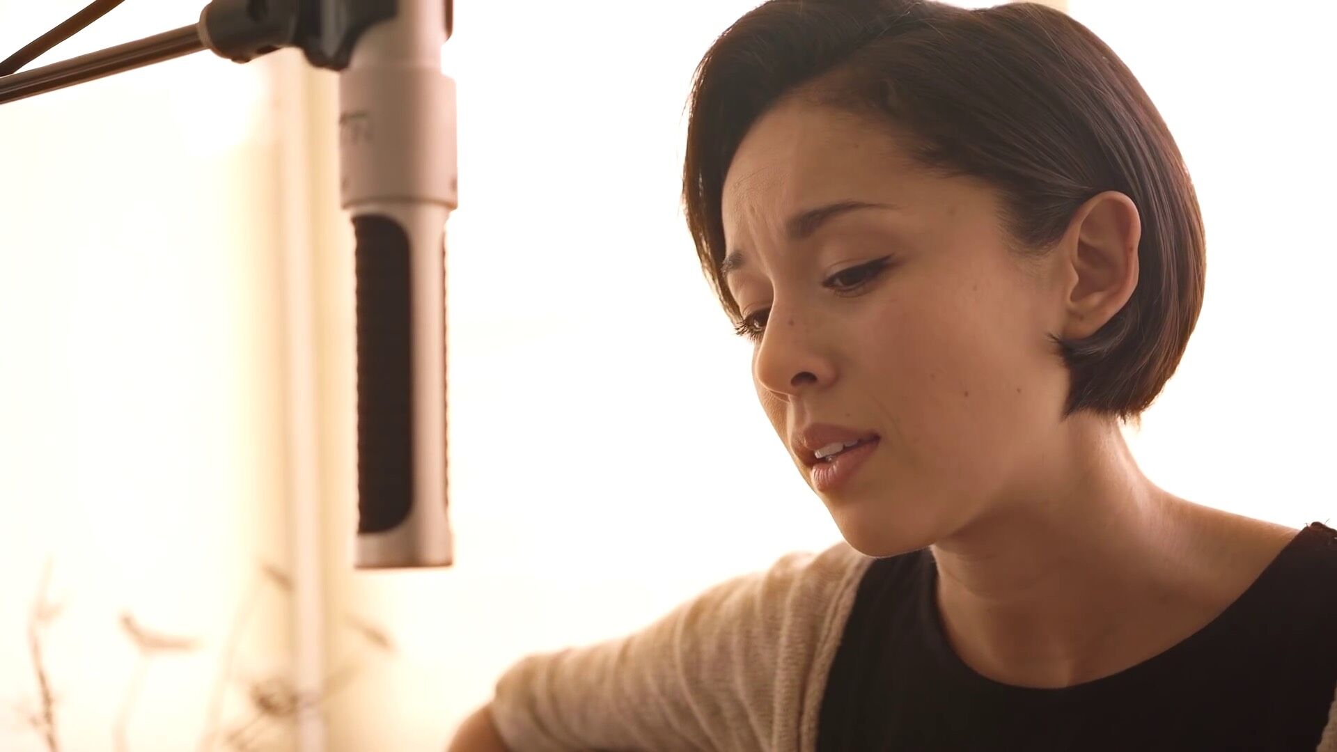 Kina Grannis performs ‘Can’t Help Falling In Love’ artist portrait