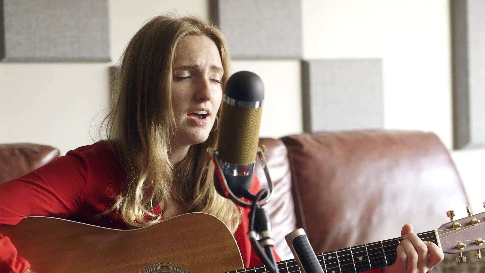 Madison Cunningham & Nathan Alef perform ‘I Close My Eyes’ artist portrait