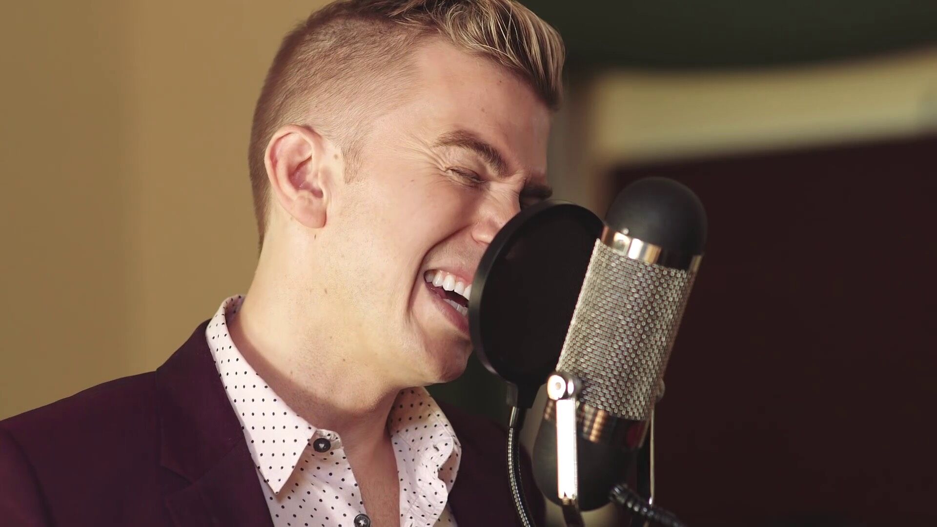 Spencer Day performs ‘Blue Christmas’ artist portrait