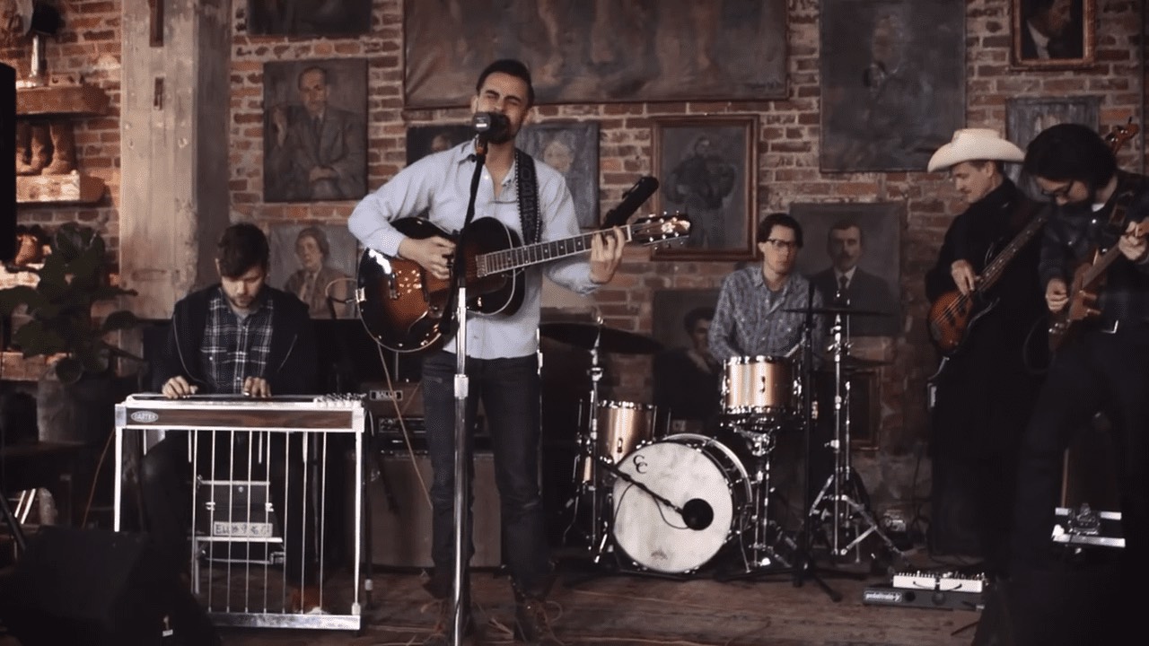 Robert Ellis performs ‘Good Intentions’ artist portrait