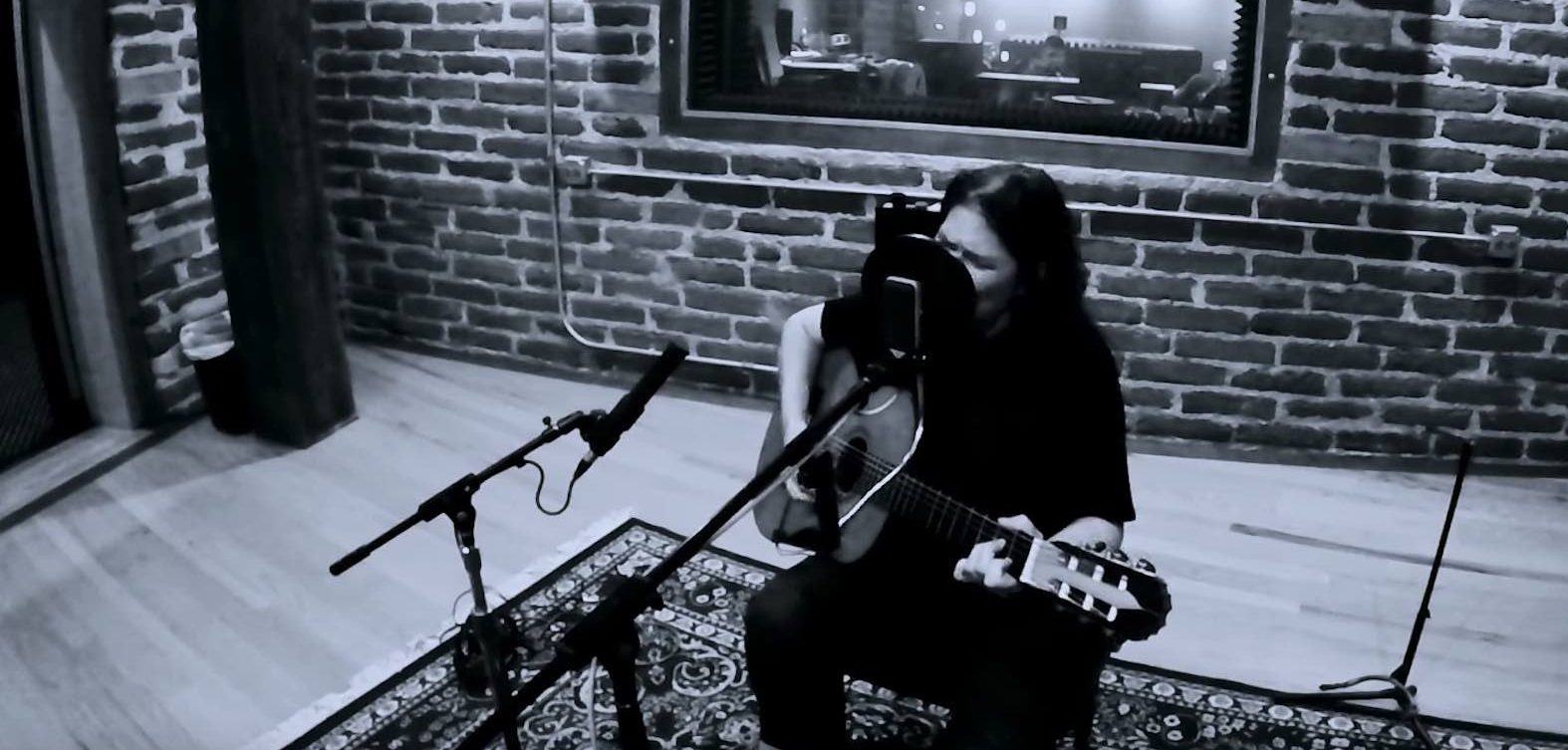 Kim Deal performs ‘Joanne’ at Electrical Audio artist portrait
