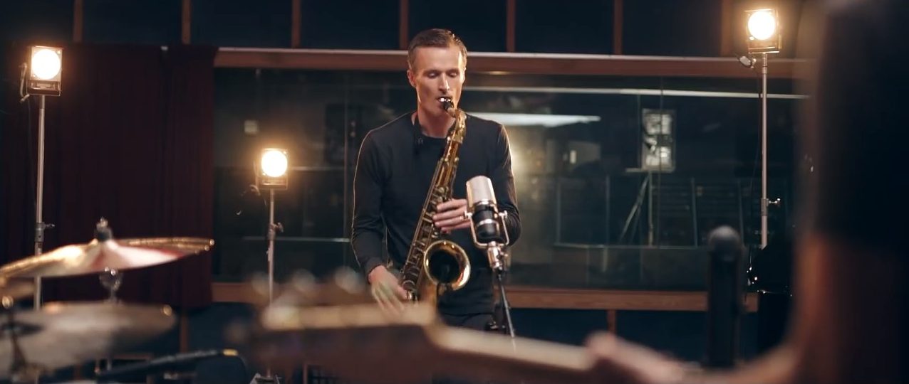 Bob Reynolds Performs “Hollywood Startup” artist portrait