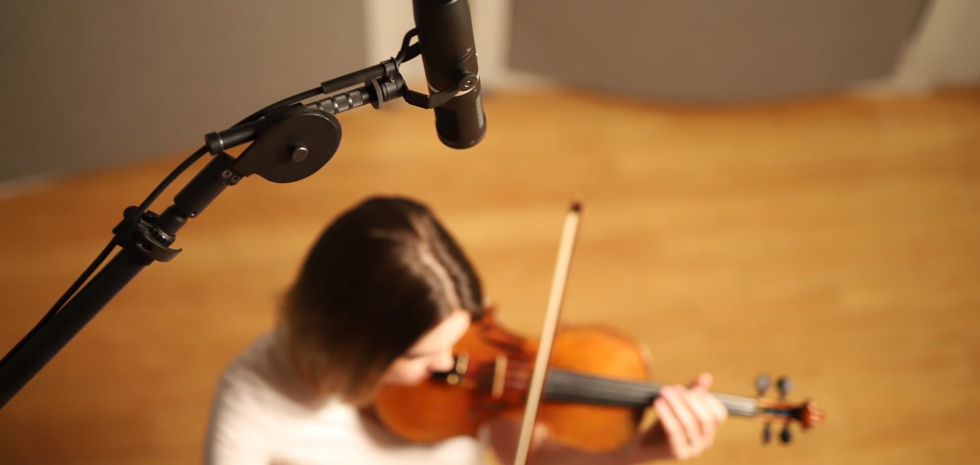 How To Record Violin and Viola with the KU5A artist portrait