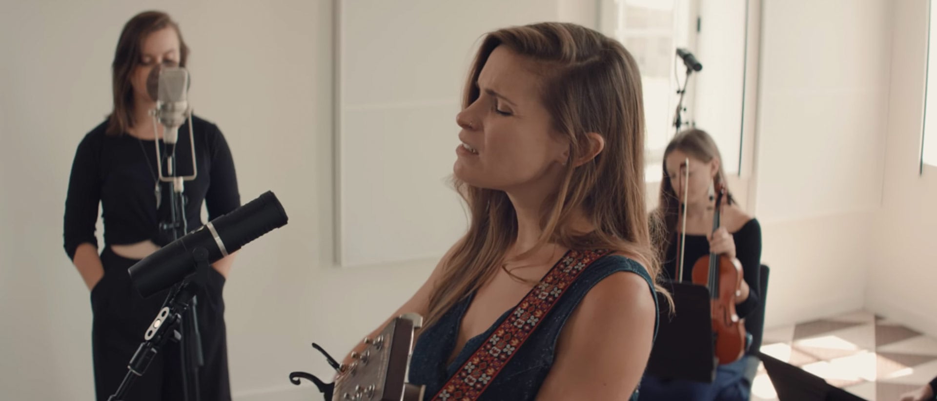 Lydia Luce Performs “My Heart In Mind” artist portrait